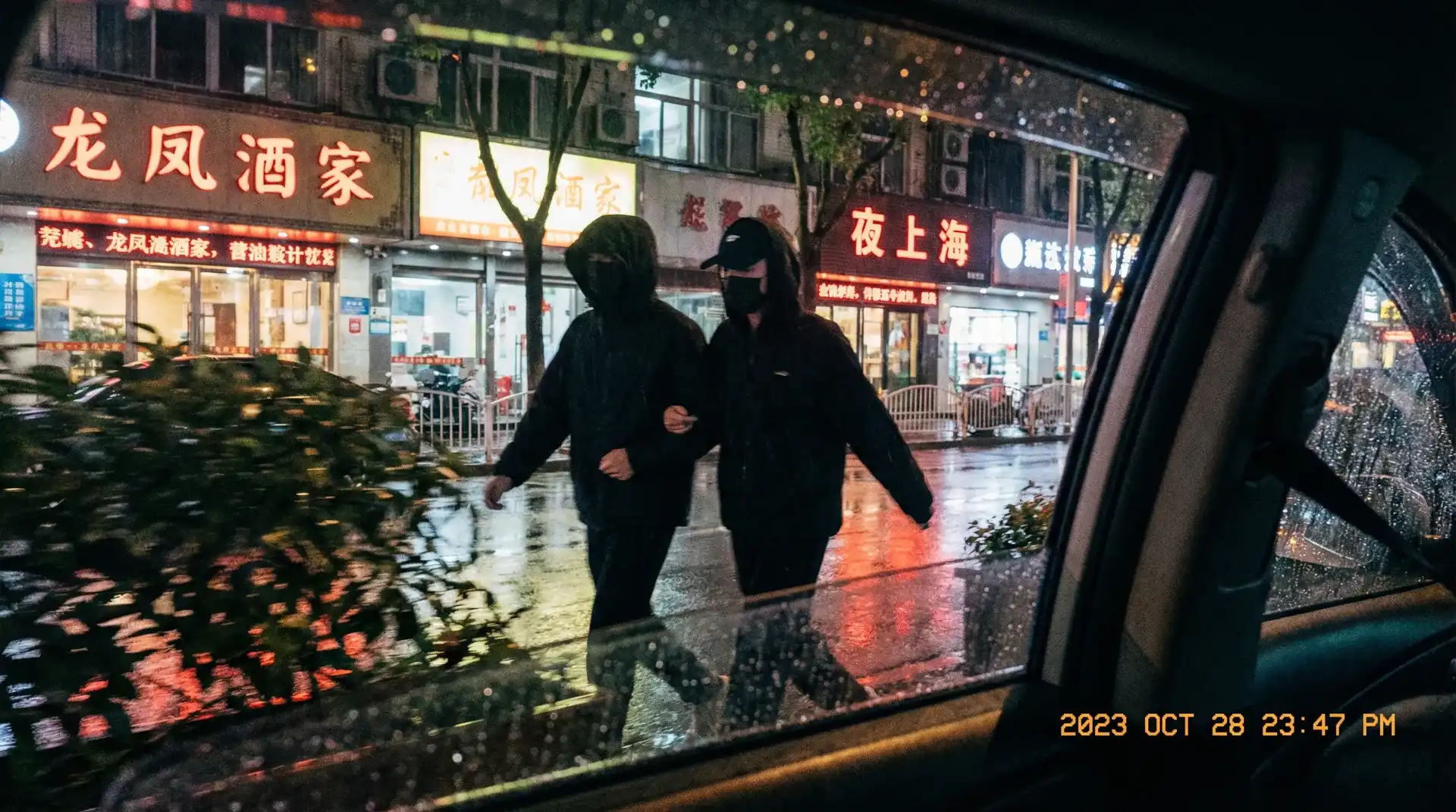 日本中文字幕 - 顶流明星深夜密会现场抓拍照片